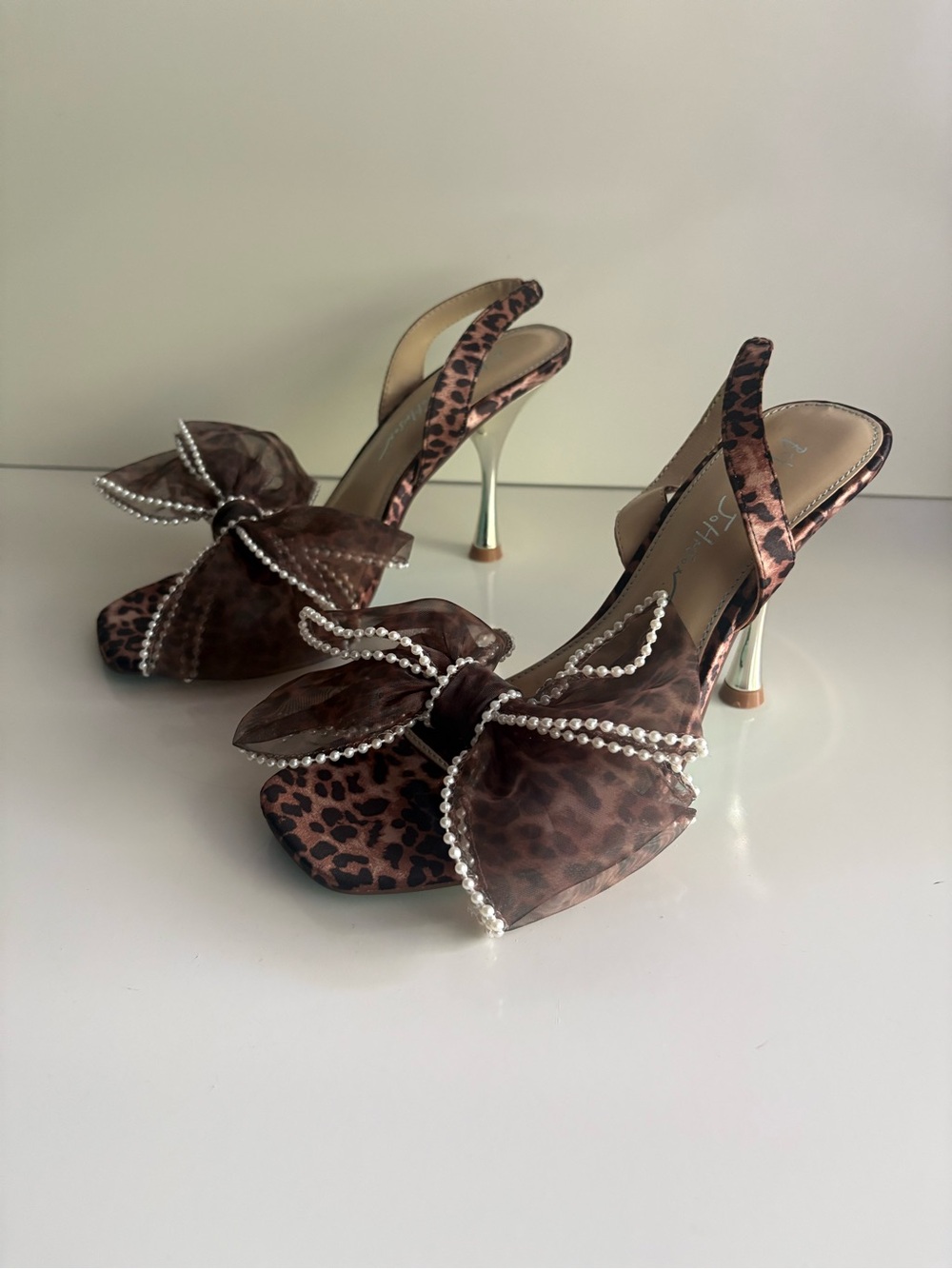 Betsey Johnson Fawn Pearl Bow Sandals Size 7.5